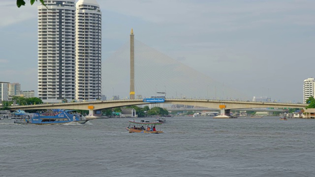 4K时间流逝，曼谷市中心湄南河上的游船交通，曼谷市景湄南河在泰国的主要河流，曼谷河的交通视频素材