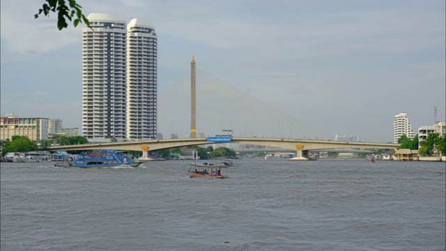 4K时间流逝，曼谷市中心湄南河上的游船交通，曼谷市景湄南河在泰国的主要河流，曼谷河的交通视频素材