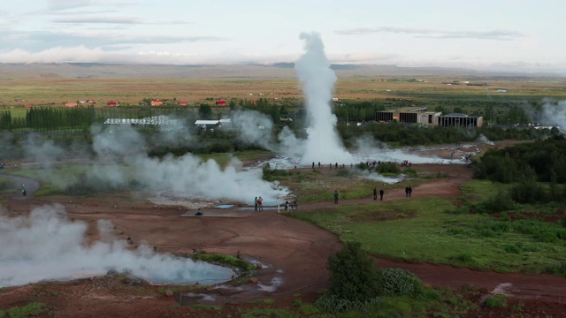 4K镜头鸟瞰图的Strokkur间歇泉喷发，Geysir，冰岛视频素材