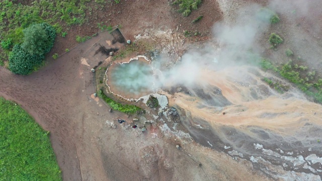 4K镜头鸟瞰图的Strokkur间歇泉喷发，Geysir，冰岛视频素材