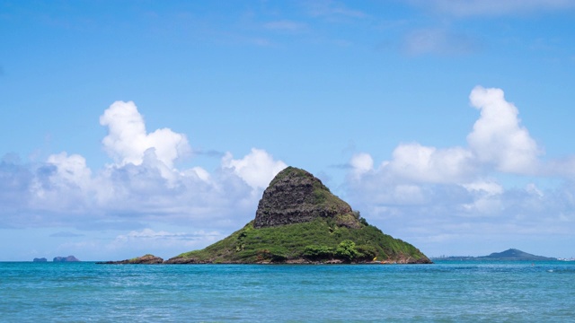 从美国夏威夷瓦胡岛Kualoa地区公园看到的莫科利岛(中国人的帽子)视频素材