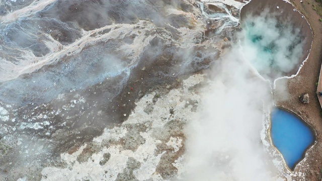 4K镜头鸟瞰图的Strokkur间歇泉喷发，Geysir，冰岛视频素材