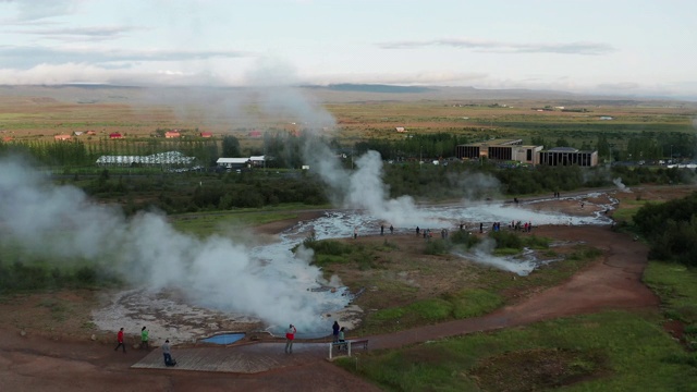 4K镜头鸟瞰图的Strokkur间歇泉喷发，Geysir，冰岛视频素材