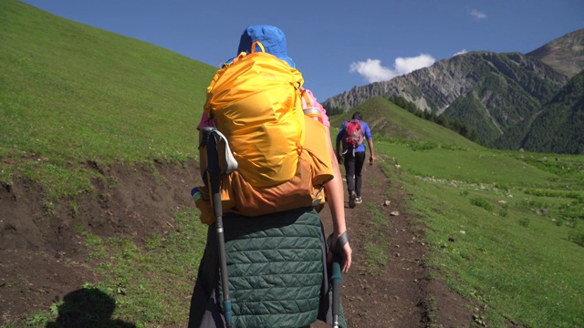 女性在山里徒步旅行视频素材