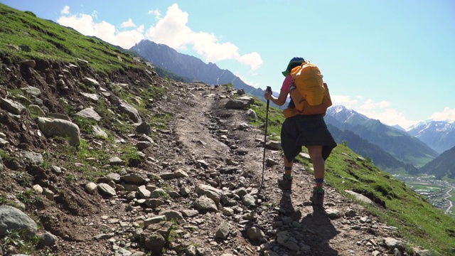 背着背包在山上徒步旅行的女人视频素材