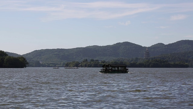 游船漂浮在西湖上，中国杭州视频下载