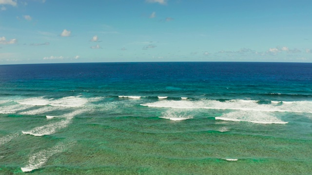 海浪冲击着珊瑚礁视频素材