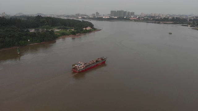 在中国珠江沿岸航行的货船视频素材