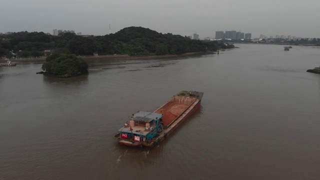 河上的镜头，一艘大型货船正沿着河航行视频素材