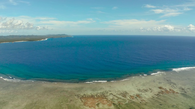 Siargao岛和海洋，鸟瞰图视频素材