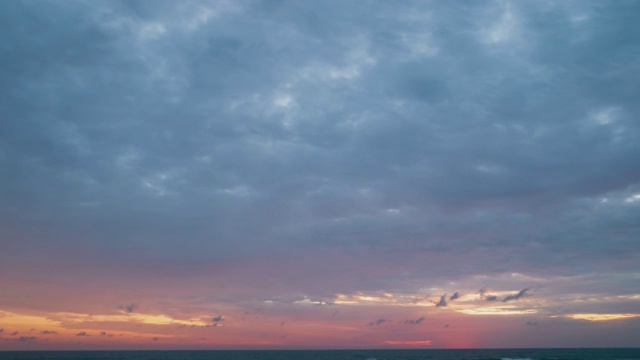 时间流逝的视频场景与移动的云在自然和旅行的概念背景多彩的日落视频素材