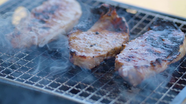 烤架上的猪肉，用火和烟熏视频素材