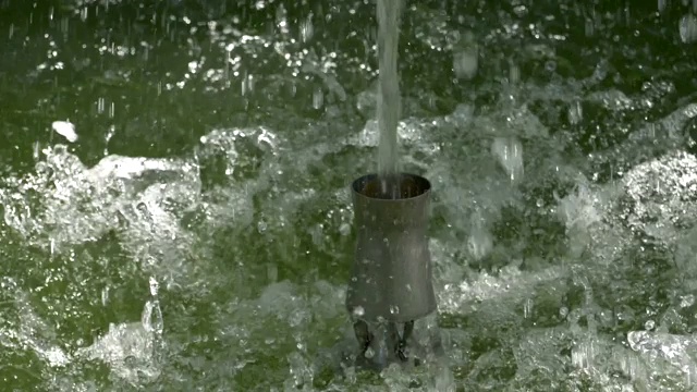 慢动作喷泉。强大的水射流。水滴落在水面的特写镜头视频素材