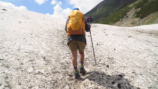 拿着登山杖翻山越岭的女性视频素材