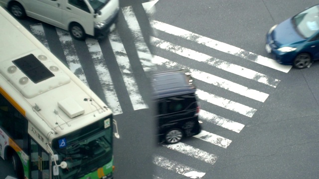 反射顶视图-汽车在涉谷十字路口在东京，日本视频素材