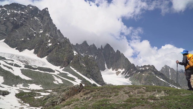 冬季在山顶徒步旅行，看山脉视频素材