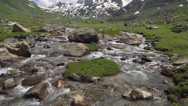 水从山上喷涌而出，流到下面的岩石上视频素材