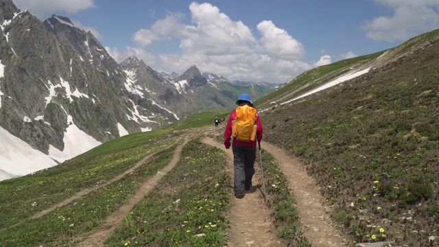 徒步旅行者在高山上徒步旅行视频素材