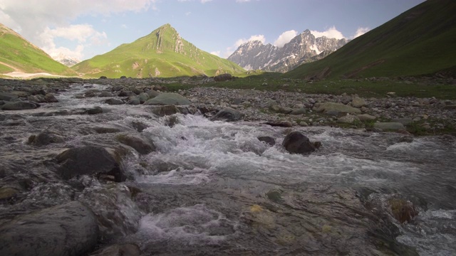 流过岩石的水流视频素材