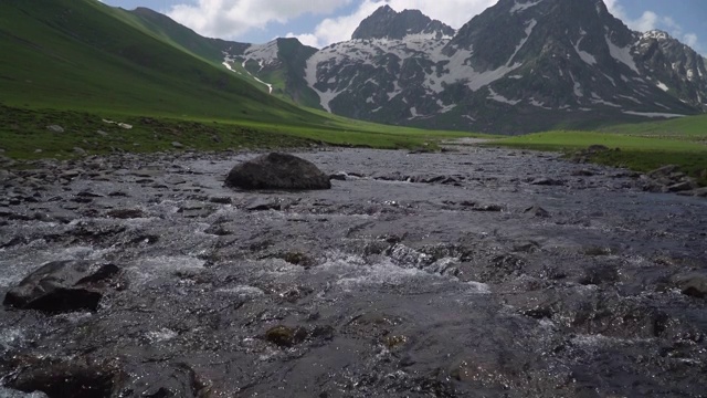 清澈的水在山腰下流淌视频素材