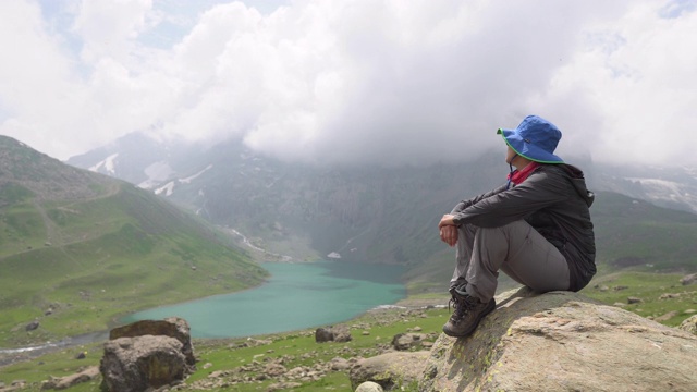 女徒步旅行者享受山谷的风景视频素材