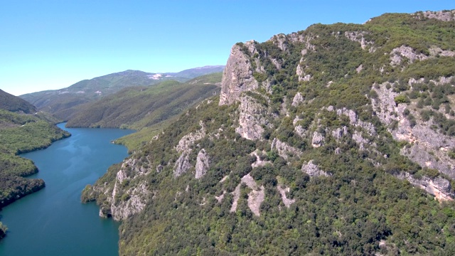 鸟瞰图的河流在山谷和乡村道路的一边，维里亚希腊，移动在无人机的前面视频素材