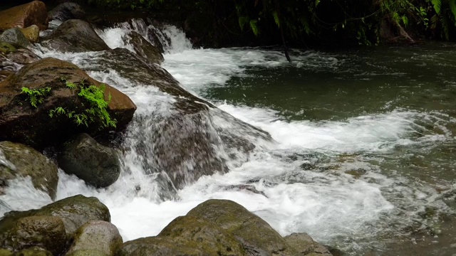 热带雨林的山区河流，菲律宾卡米圭因视频素材