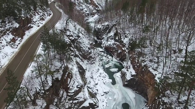 岩石峡谷底部的山河急流。冬天的无人机视频视频素材