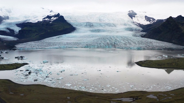 4K航拍在Fjallsárlón冰川泻湖的冰山与戏剧性的云视频素材