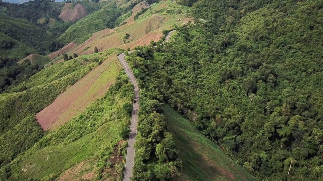 鸟瞰图上山路蜿蜒，汽车行驶，安全驾驶理念视频素材