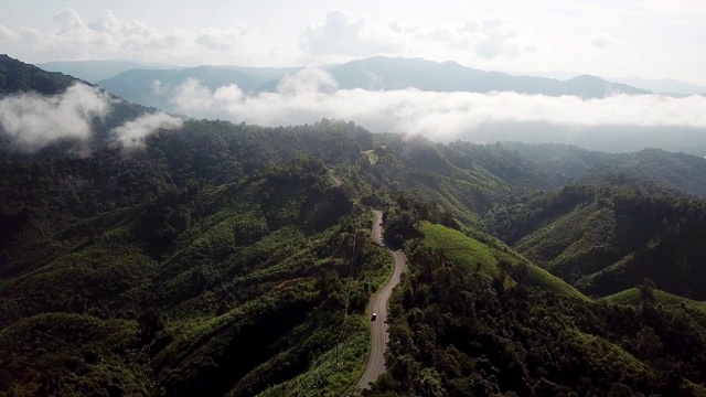 鸟瞰图上山路蜿蜒，汽车行驶，安全驾驶理念视频素材