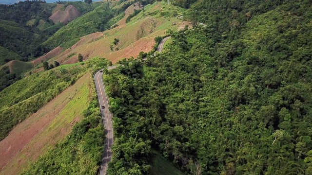 鸟瞰图上山路蜿蜒，汽车行驶，安全驾驶理念视频素材