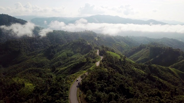 鸟瞰图上山路蜿蜒，汽车行驶，安全驾驶理念视频素材