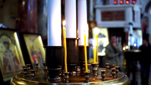 教堂里燃烧的蜡烛视频素材
