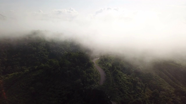 鸟瞰图上山路蜿蜒，汽车行驶，安全驾驶理念视频素材