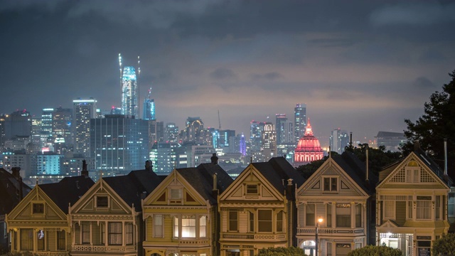 城市中房屋和摩天大楼的夜间时间流逝视频素材