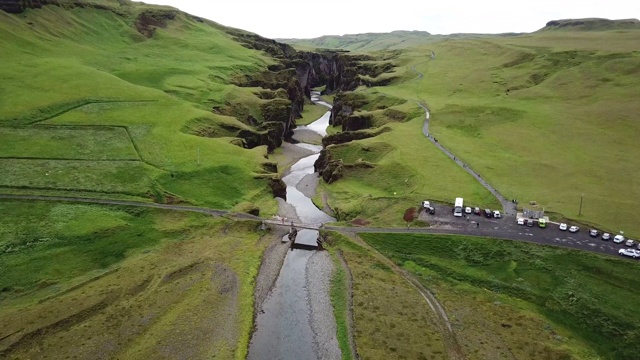 冰岛南部Fjadrargljufur河峡谷的4K航拍画面视频素材