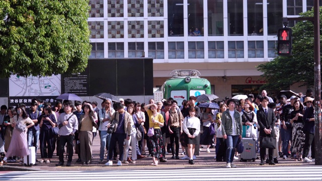 日本东京，行人在涉谷十字路口行走。视频素材