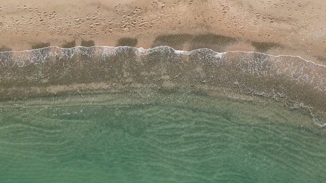 空旷的海滩和日落时的海浪视频下载