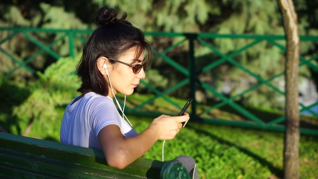 这个女孩正在用她的手机进行社交媒体和音乐视频素材