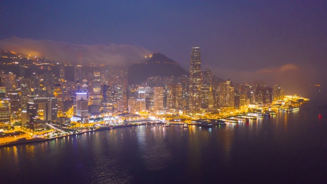 4K Hyperlapse:暮色大厦在城市-鸟瞰图香港摩天大楼与发展建筑，交通，能源基础设施无人机飞行。亚洲金融和商业中心视频素材