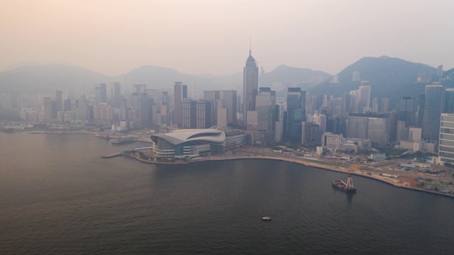 4K Hyperlapse:鸟瞰图无人机飞越香港岛的摩天大楼与发展建筑、交通、能源电力基础设施。亚洲金融和商业中心视频素材