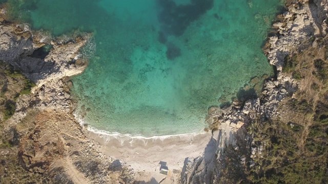 美丽的海景。阿尔巴尼亚的爱奥尼亚海海岸海滩，靠近希腊的科孚岛。鸟眼镜海滩(Pasqyra)在萨兰达，阿尔巴尼亚(阿尔巴尼亚里维埃拉)从无人机的观点视频素材