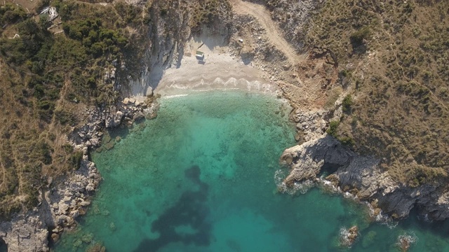 美丽的海景。阿尔巴尼亚的爱奥尼亚海海岸海滩，靠近希腊的科孚岛。鸟眼镜海滩(Pasqyra)在萨兰达，阿尔巴尼亚(阿尔巴尼亚里维埃拉)从无人机的观点视频素材