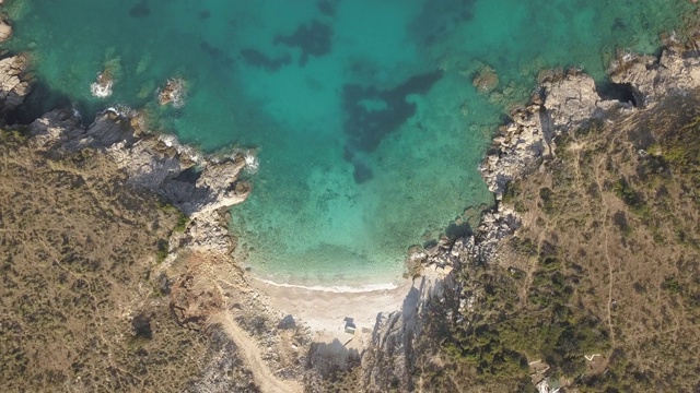 美丽的海景。阿尔巴尼亚的爱奥尼亚海海岸海滩，靠近希腊的科孚岛。鸟眼镜海滩(Pasqyra)在萨兰达，阿尔巴尼亚(阿尔巴尼亚里维埃拉)从无人机的观点视频素材