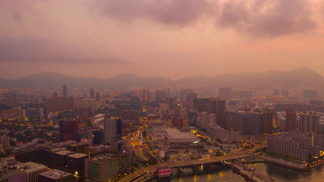 4K Hyperlapse: kowloon island City的Sunrise Building - Aerial view香港摩天大楼无人机飞行的发展建筑，交通，能源电力基础设施。亚洲金融和商业中心视频素材