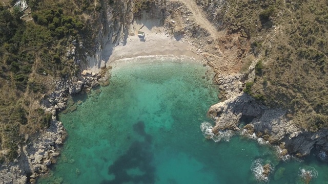 美丽的海景。阿尔巴尼亚的爱奥尼亚海海岸海滩，靠近希腊的科孚岛。鸟眼镜海滩(Pasqyra)在萨兰达，阿尔巴尼亚(阿尔巴尼亚里维埃拉)从无人机的观点视频素材