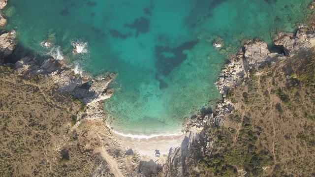 美丽的海景。阿尔巴尼亚的爱奥尼亚海海岸海滩，靠近希腊的科孚岛。鸟眼镜海滩(Pasqyra)在萨兰达，阿尔巴尼亚(阿尔巴尼亚里维埃拉)从无人机的观点视频素材