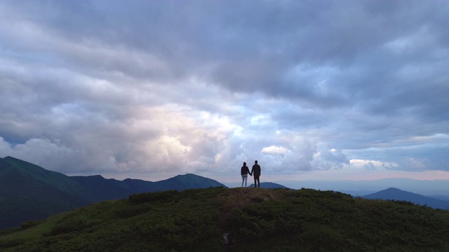 站在山上的男人和女人视频素材