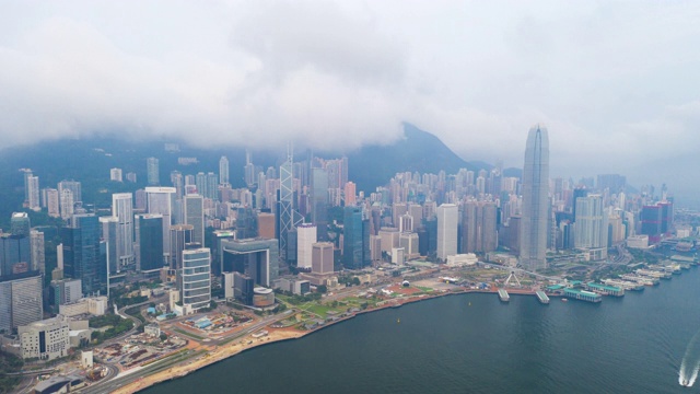 4K Hyperlapse:鸟瞰维多利亚港上空的摩天大楼，无人机俯瞰香港的发展建筑、交通、能源基础设施。亚洲金融和商业中心视频素材